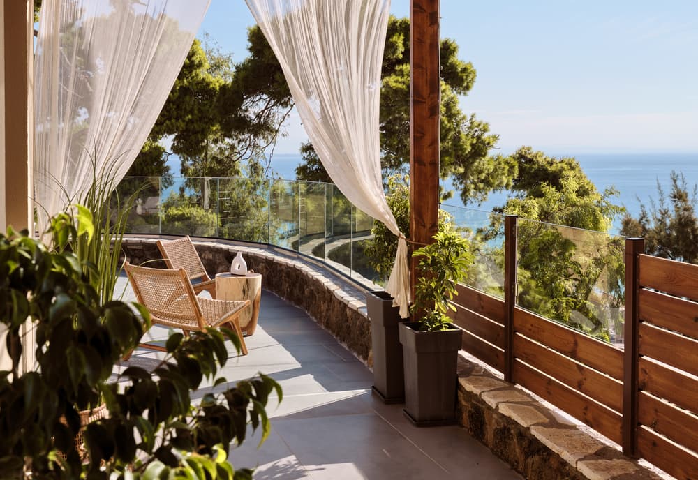 Balcony Jacuzzi with clear view of the sea and city harbor